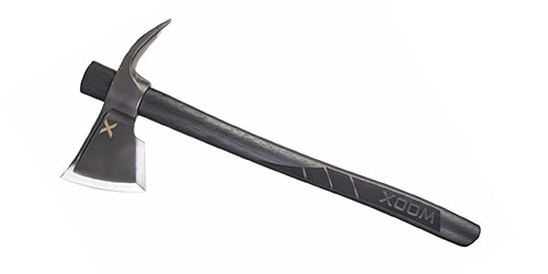 El hacha WOOX Solo es ligera y versátil, con cabeza de acero carbono, mango de nogal y funda de cuero, perfecta para tus aventuras al aire libre.
